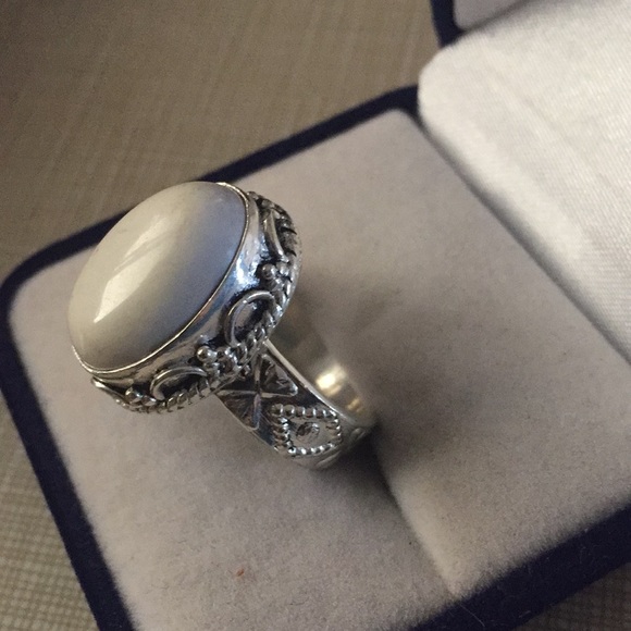 Jewelry - Pretty artwork design white coral ring